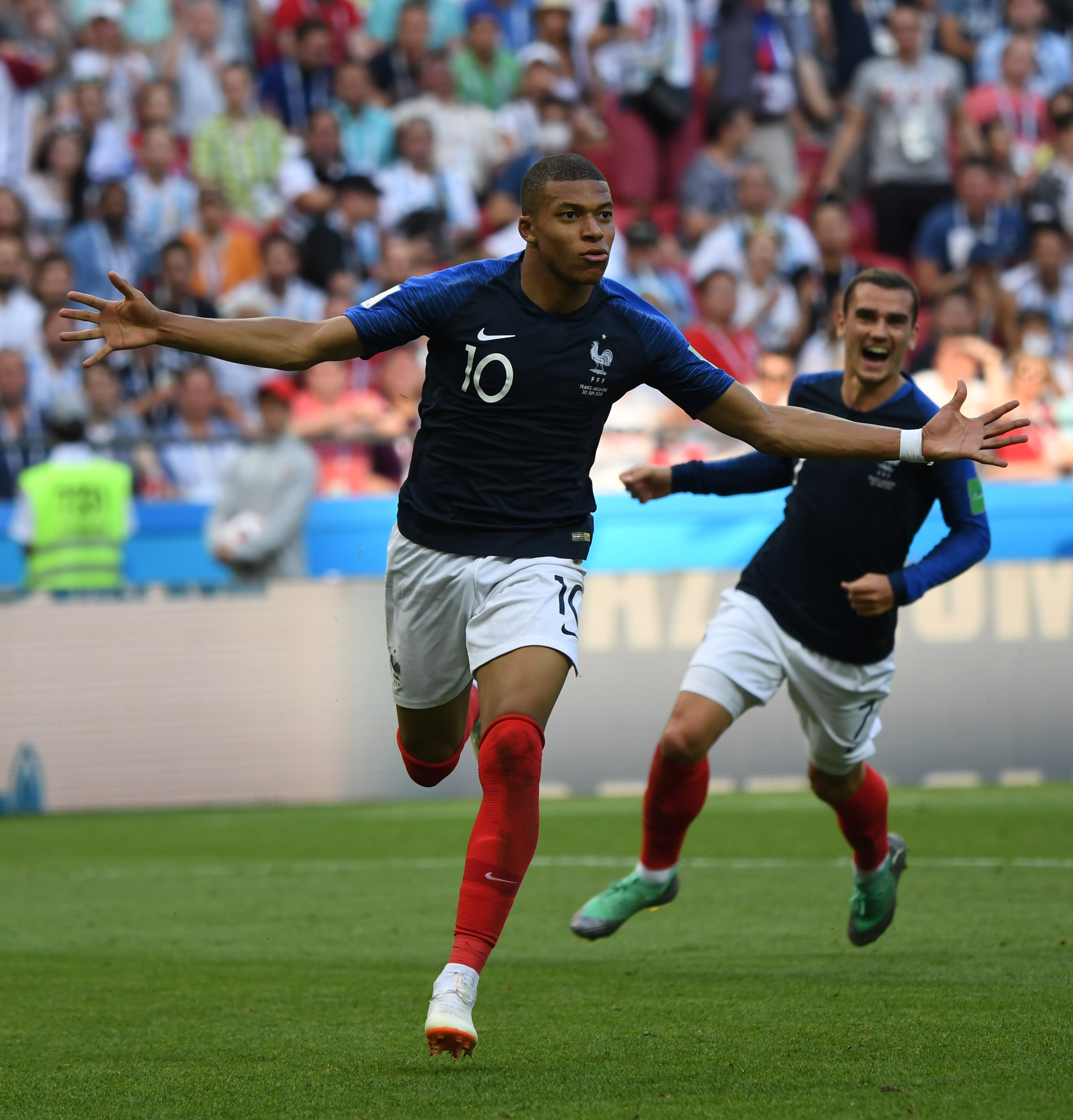 许尔勒：踢球的各种要求让我觉得不是我的生活，所以选择退役