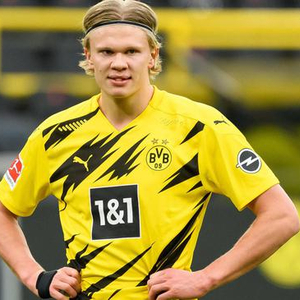 男子下棋时吸烟不慎引燃衣物